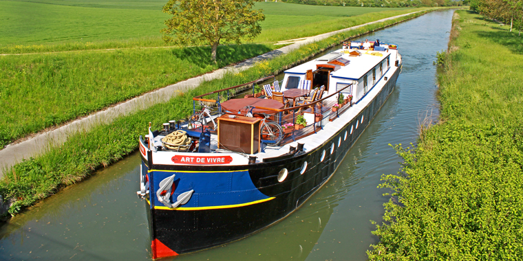 La Barcaza "Art de Vivre" (Arte de Vivir en Francés) navegando por uno de los bellos canales de la Borgoña Francesa CRUCEROS FLUVIALES BARCAZAS GABARRA CRUCEROS CHARTER CRUCEROS FLUVIALES PRIVADOS ALQUILER BARCOS ART DE VIVRE BORGOÑA FRANCIA CRUCEROS FLUVIALES CANALES DE FRANCIA CROISIERE FRANCE